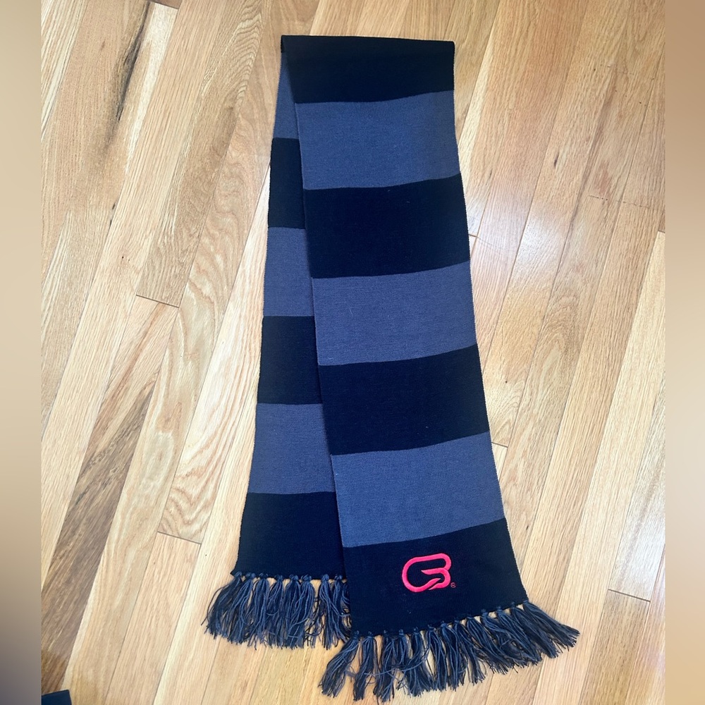 NWOT BLACK AND GRAY CYCLEBAR SCARF